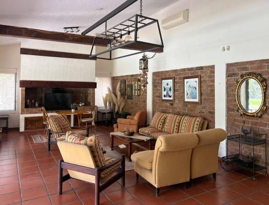 Spectacular 4BR w/ Garden Views in Mendoza
