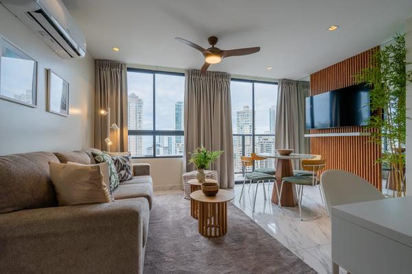 Custom 1BR w/ Beautiful View in Calle 50