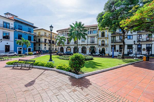 Grandiose 1BR with Balcony in Plaza Herrera