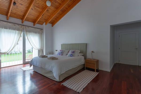 Bright 4BR Home  w/ Amazing  Pool in Mendoza