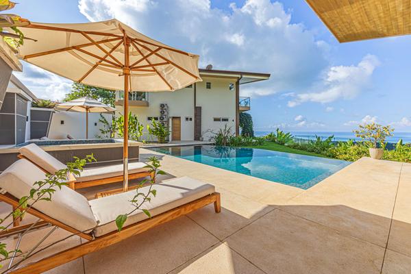Stylish 6BR Villa w/ Panoramic Jungle & horizon Views