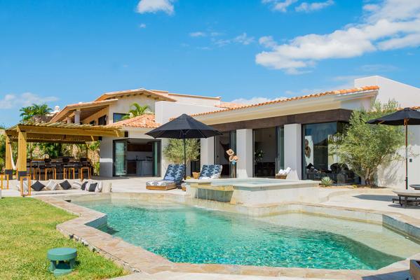 Luxury 5BR Villa w/ Pool & Sea Views