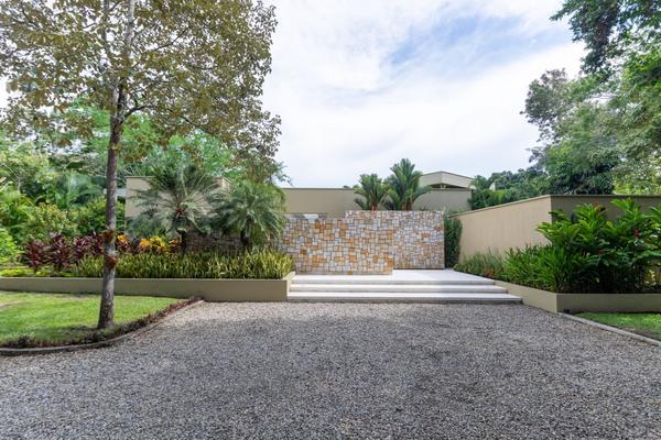 Glowing 4BR Villa w/ Pool at Mesa de Yeguas