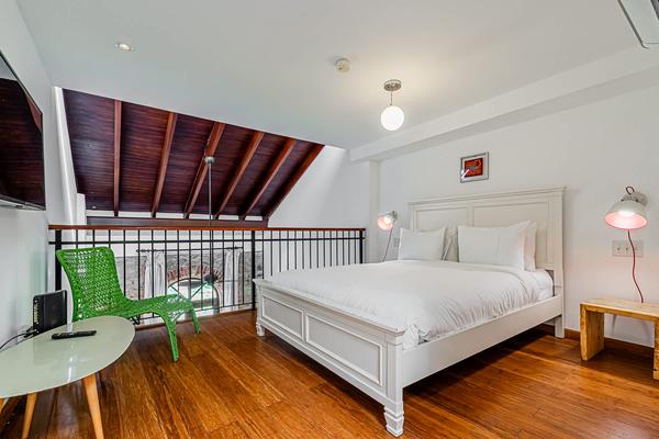 Grandiose 1BR with Balcony in Plaza Herrera