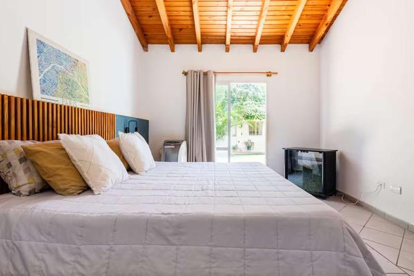 Vibrant 5BR House w/ Outdoor Pool in Mendoza