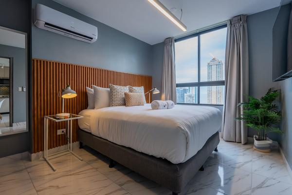 Custom 1BR w/ Beautiful View in Calle 50