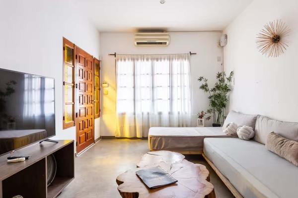 Vibrant 5BR House w/ Outdoor Pool in Mendoza