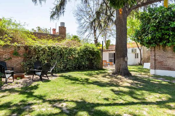 Large 4BR House w/ Private Garden in Mendoza