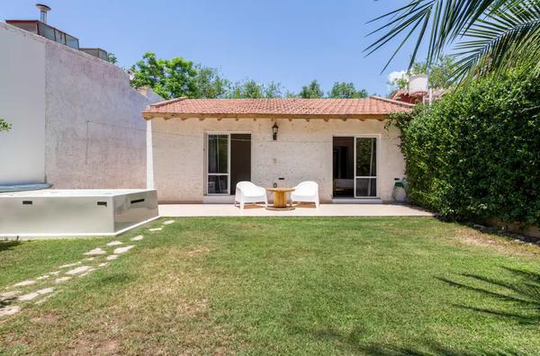 Vibrant 5BR House w/ Outdoor Pool in Mendoza